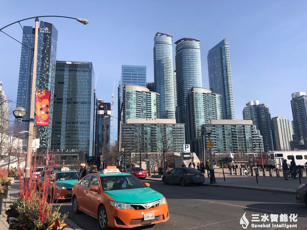 樓宇自控系統的基本功能有哪些?下面幾個功能你了解幾個?(圖1) orange car on road near city buildings during_yythk.jpg
